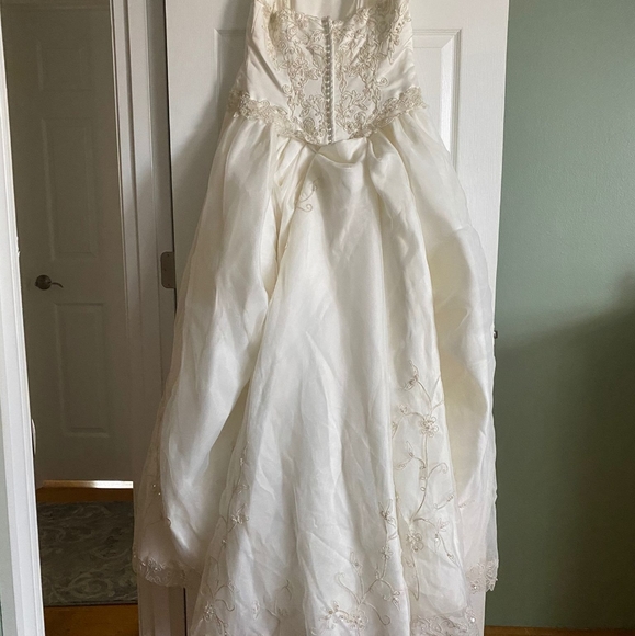 David's Bridal Wedding Dress - Picture 4 of 15